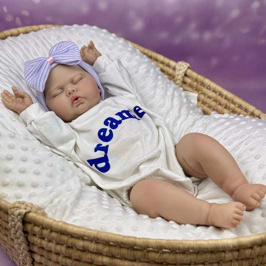 Bambola reborn Pickle Sleeping da 50 cm con corpo in tessuto morbido e tutina con stampa a lettere