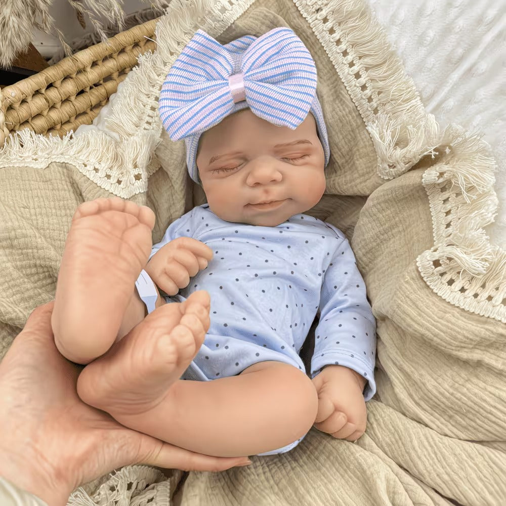 Bambina reborn Pascale addormentata interamente in silicone elastico alta 45 cm con vestitino a pois blu