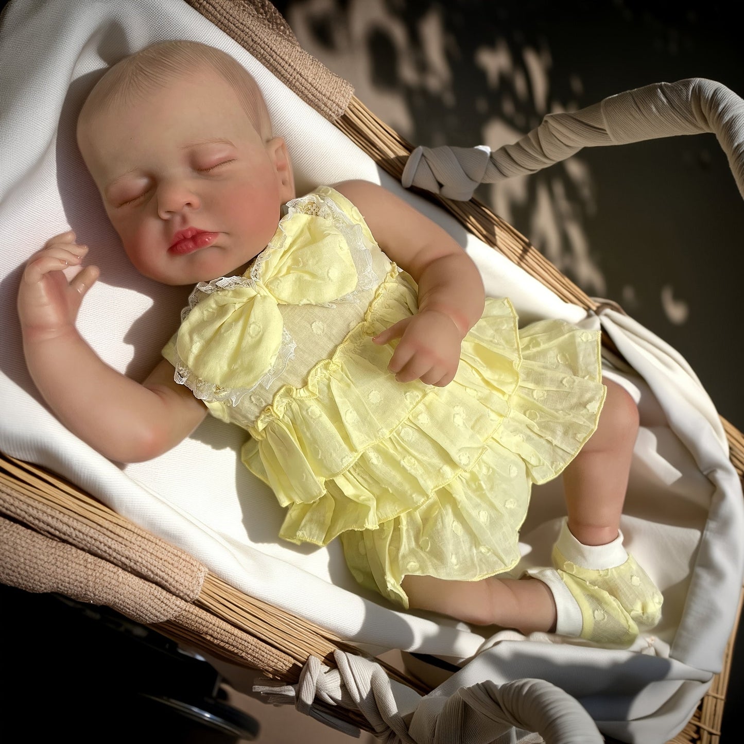 Bambola reborn Loulou da 20 pollici con pelle 3D occhi chiusi e vestito giallo