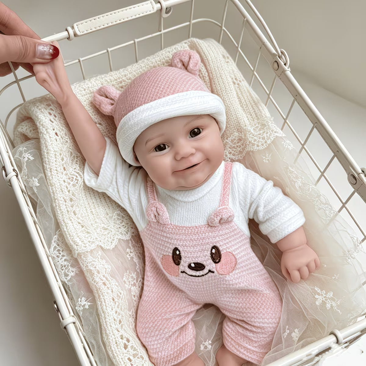 Bambola reborn Maddie Smile da 30 cm interamente in silicone vestita con un orsetto rosa