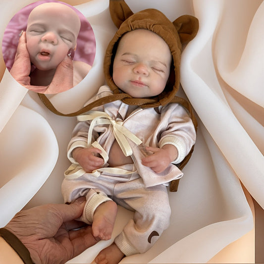 Bambola reborn Pascale in silicone da 30cm con occhi chiusi e vestitino con stampa lunare