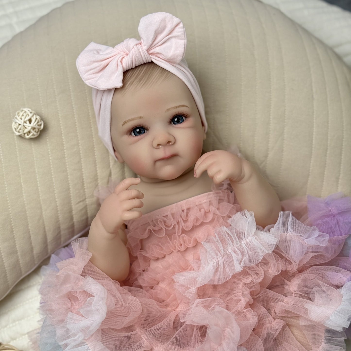 Bambina rinata Bettie con occhi aperti 48 cm in abito rosa