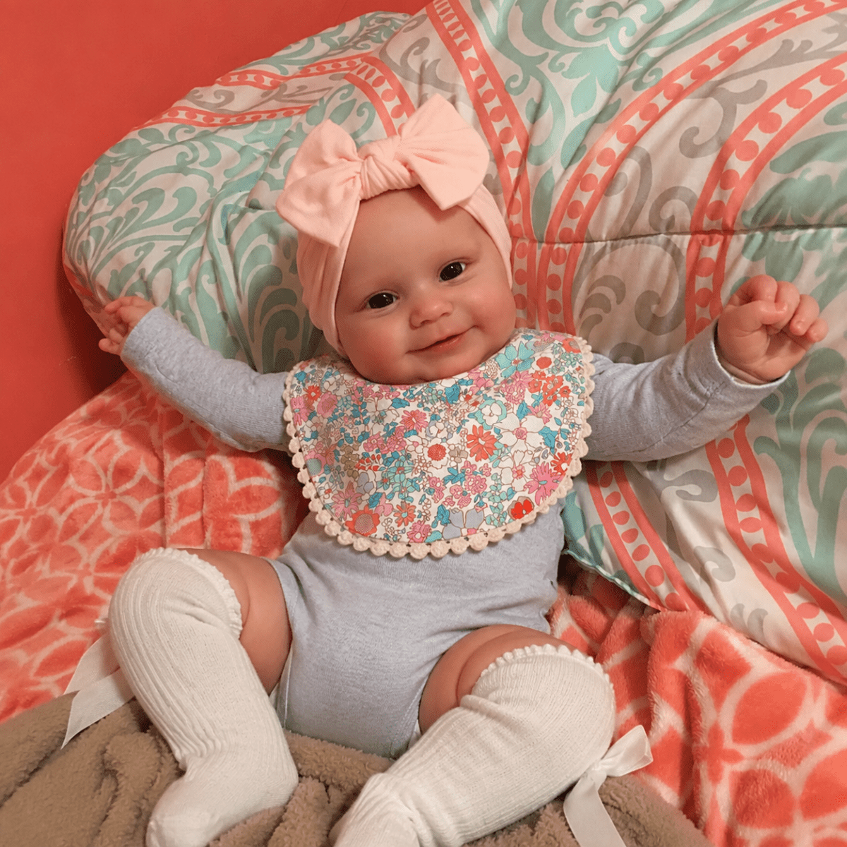 Bambola Reborn femminile Maddie da 50 cm realistica occhi aperti e sorriso con completo grigio