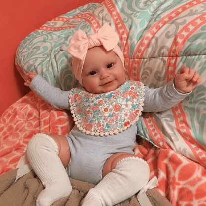 Bambola Reborn femminile Maddie da 50 cm realistica occhi aperti e sorriso con completo grigio