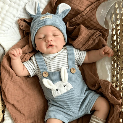 Bambola reborn Sam da 19 pollici con occhi chiusi vestita da coniglio blu