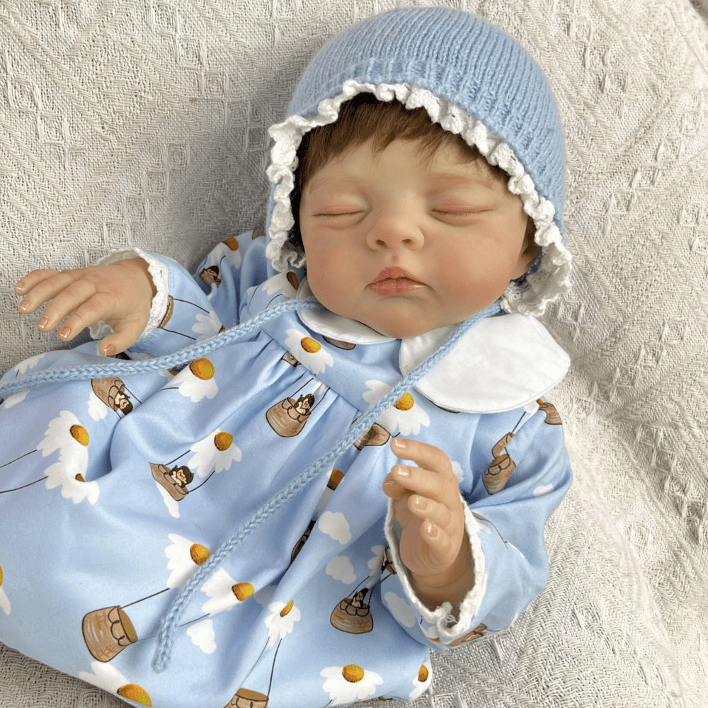 Bambola reborn Irys da 19 pollici con pittura 3D occhi chiusi e capelli corti vestita di blu