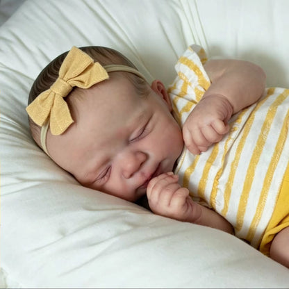 Bambola reborn Pascale da 48 cm che dorme con tutina gialla