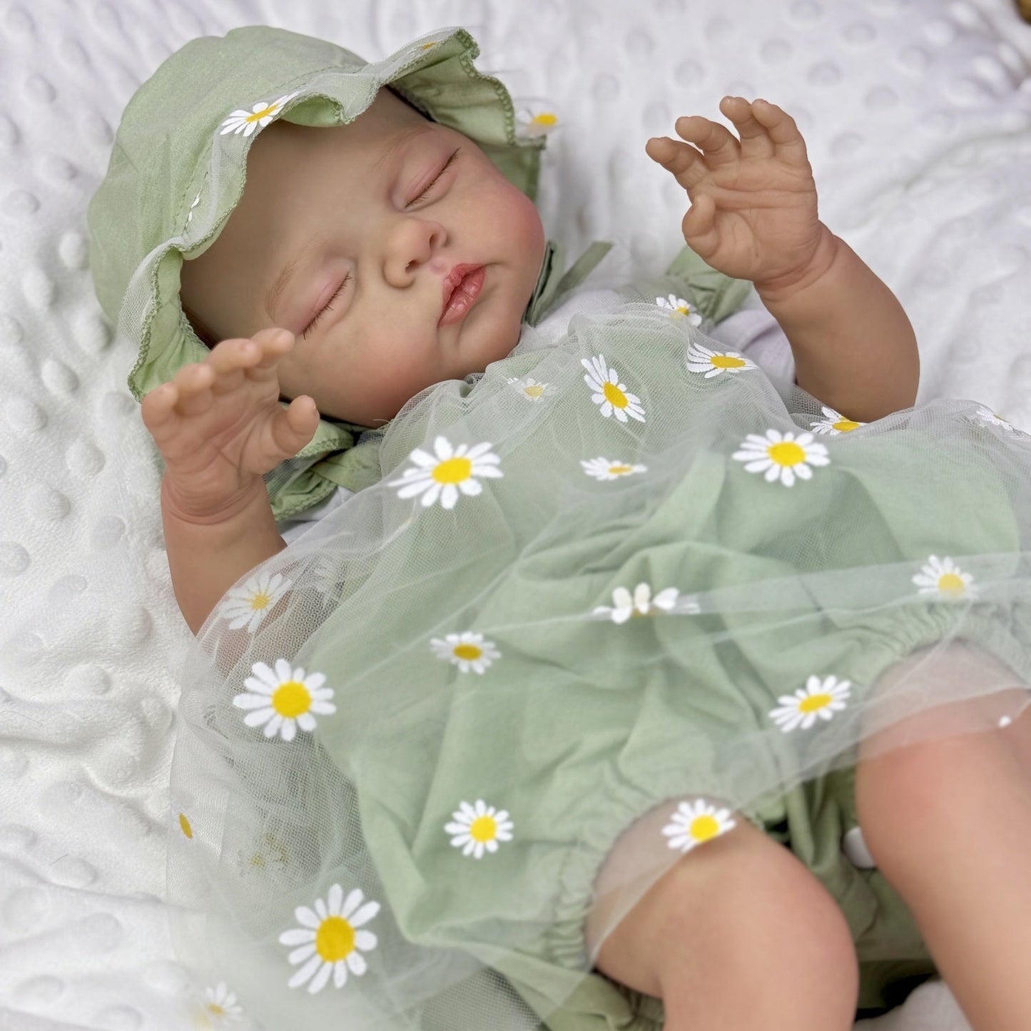 Bambola reborn Irys alta 48 cm dipinta in 3D e addormentata con indosso abiti verdi