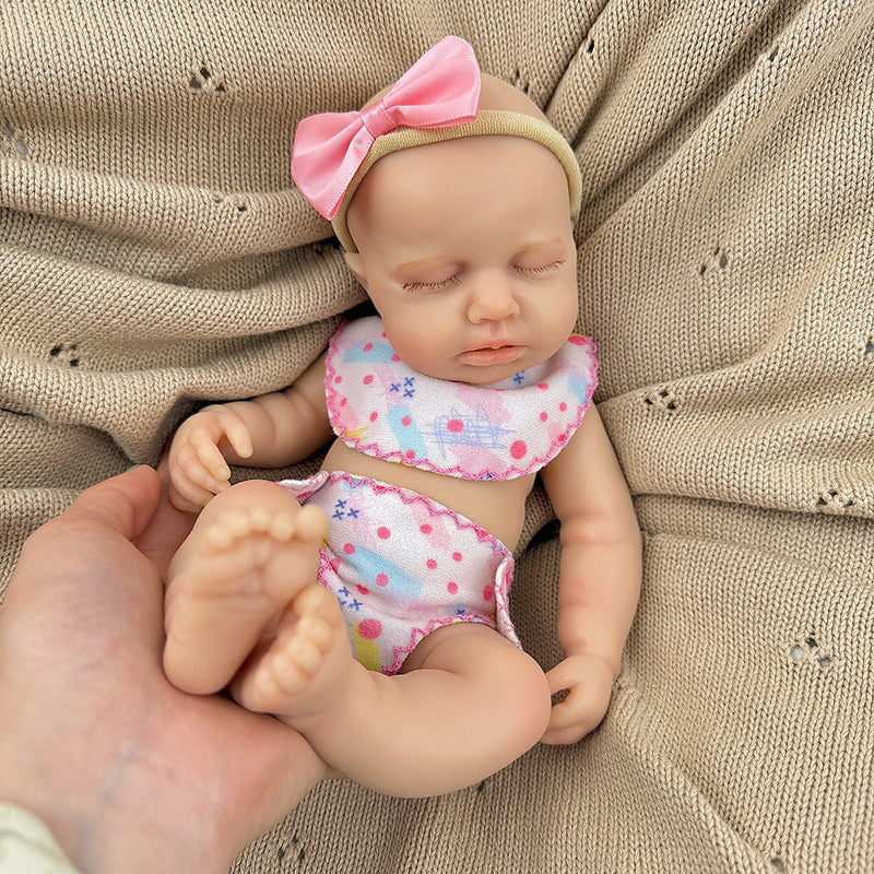 Bambola reborn Loulou da 30 cm interamente in silicone con vestitini rosa