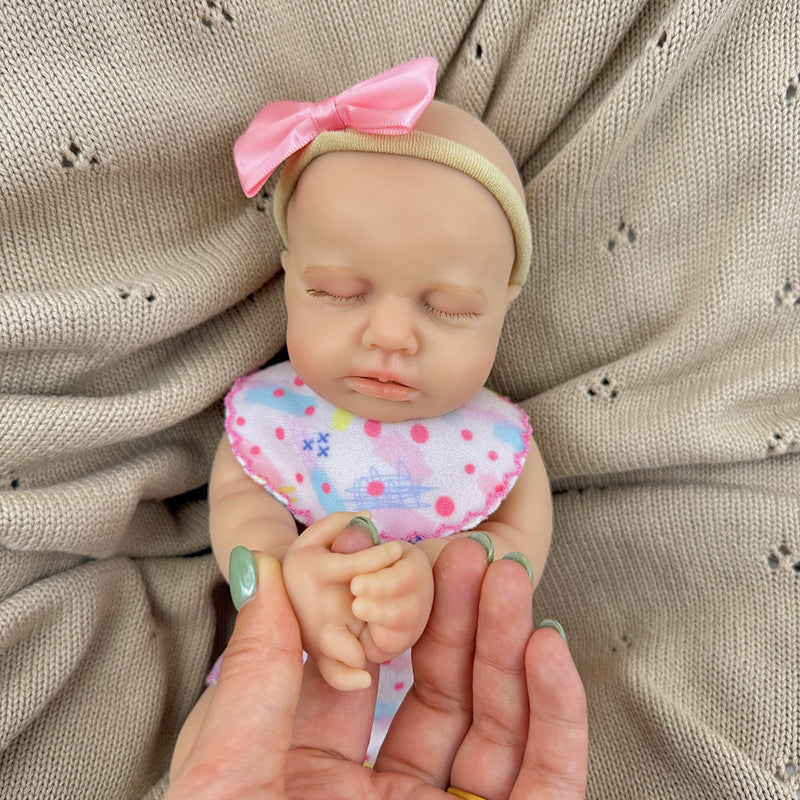 Bambola reborn Loulou da 30 cm interamente in silicone con vestitini rosa