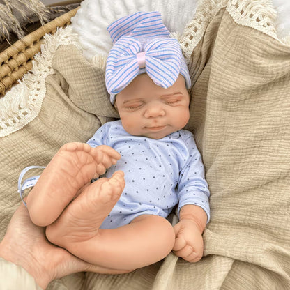 Bambina reborn Pascale addormentata interamente in silicone elastico alta 45 cm con vestitino a pois blu