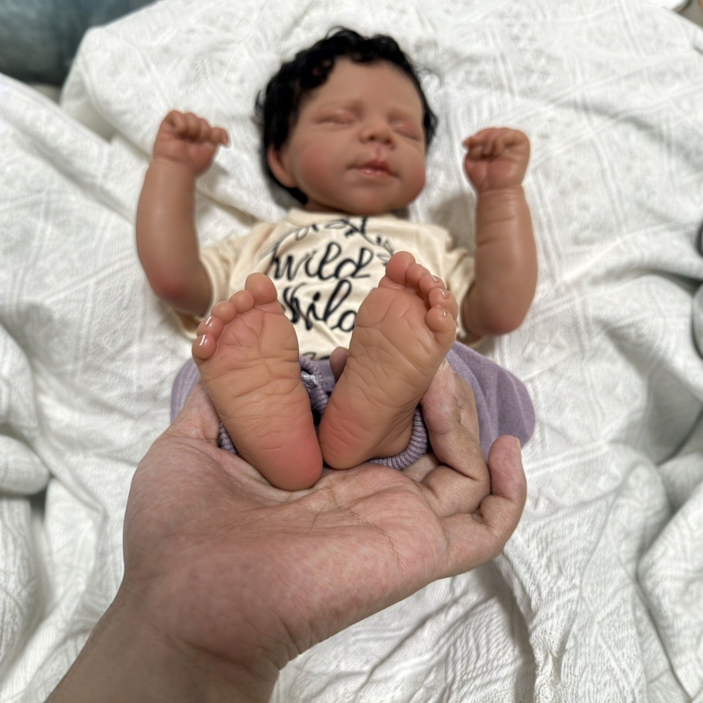 Bambola Reborn Pascale da 48 cm realistica con corpo morbido e pelle scura che dorme