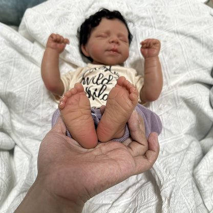 Bambola Reborn Pascale da 48 cm realistica con corpo morbido e pelle scura che dorme