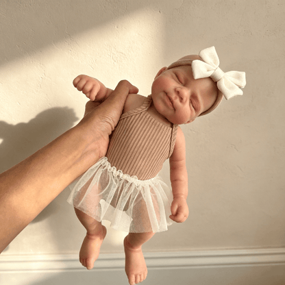 Bambola reborn in silicone Pascale da 30 cm addormentata con vestito marrone