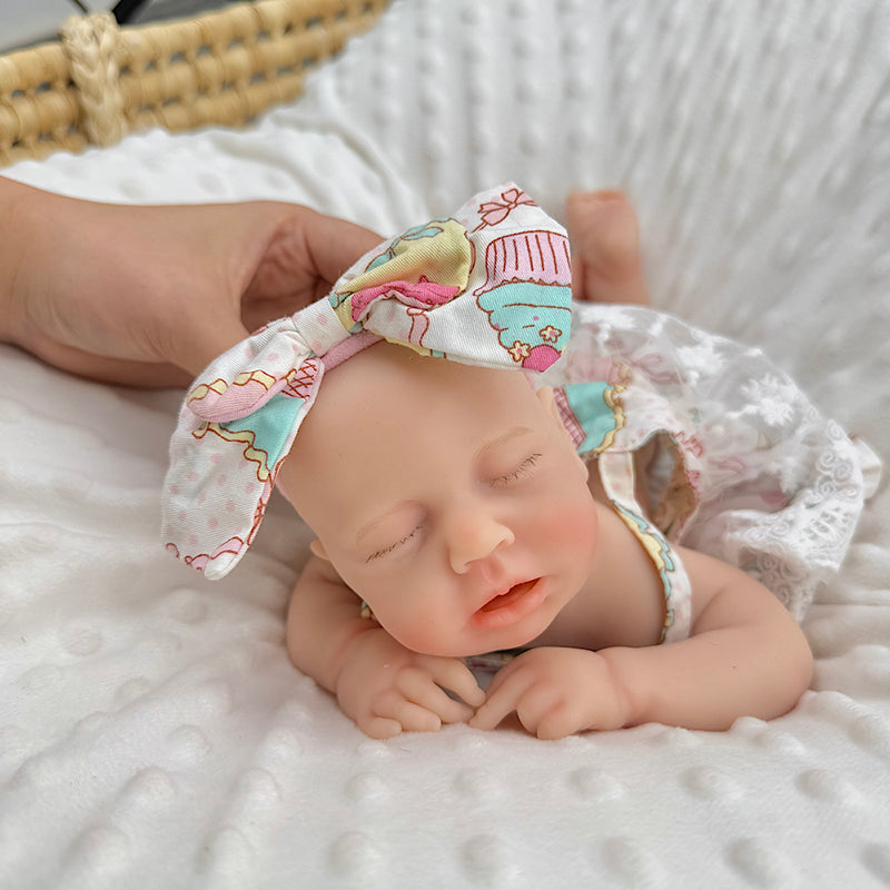 Bambola Reborn Loulou da 30 cm in silicone pieno occhi chiusi con vestitino in pizzo a fiori