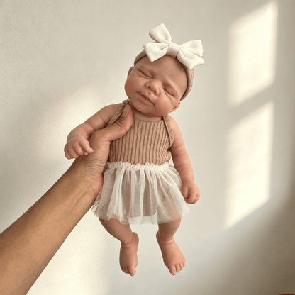 Bambola reborn in silicone Pascale da 30 cm addormentata con vestito marrone