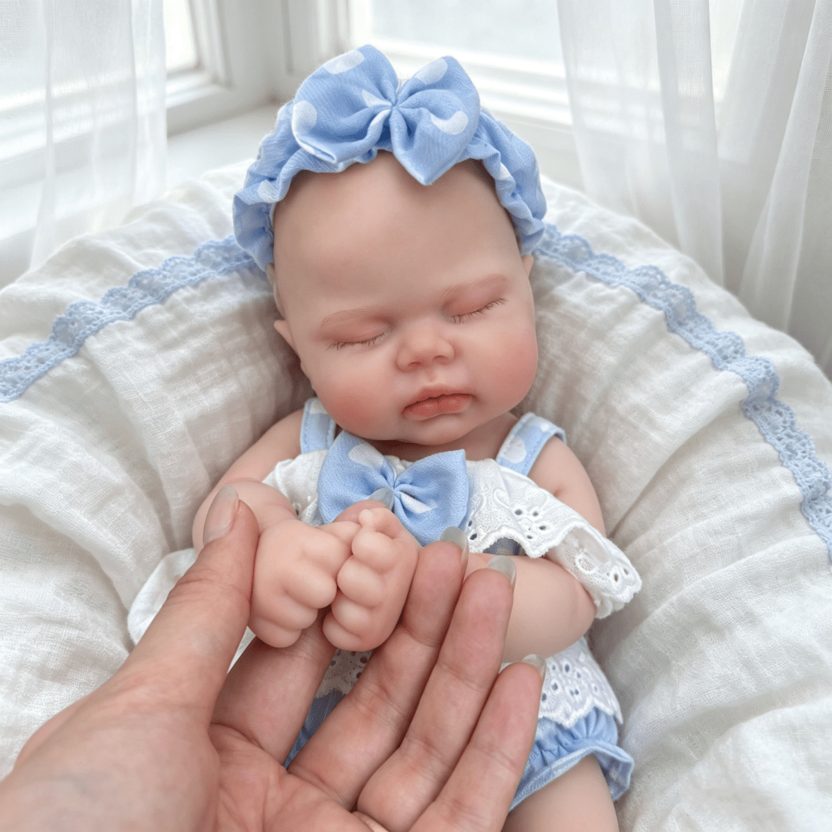 Bambola reborn in silicone realistica Pickle 30 cm con vestito a pois blu