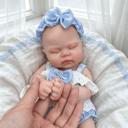 Bambola reborn in silicone realistica Pickle 30 cm con vestito a pois blu