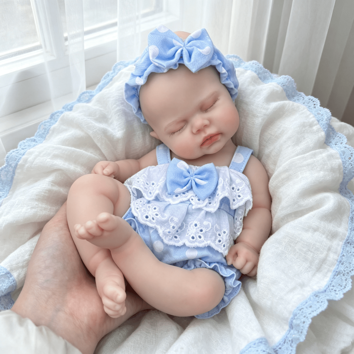 Bambola reborn in silicone realistica Pickle 30 cm con vestito a pois blu