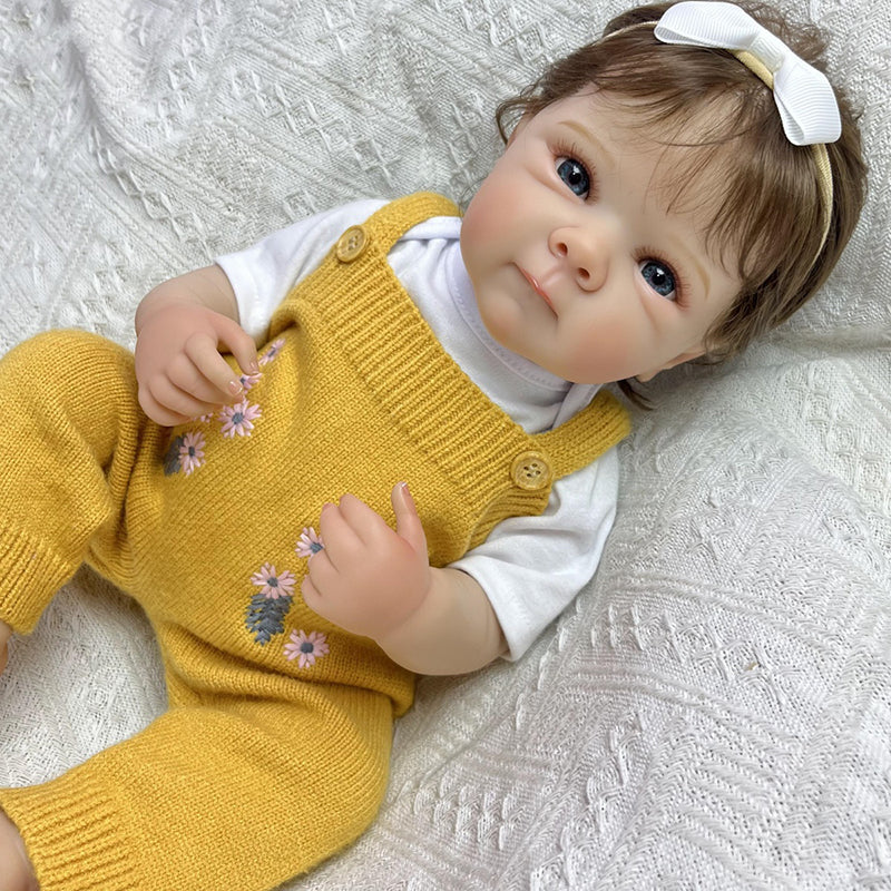 Bambola Reborn femminile Bettie (45 cm) dall'aspetto realistico con corpo in vinile capelli corti e completo in maglia giallo