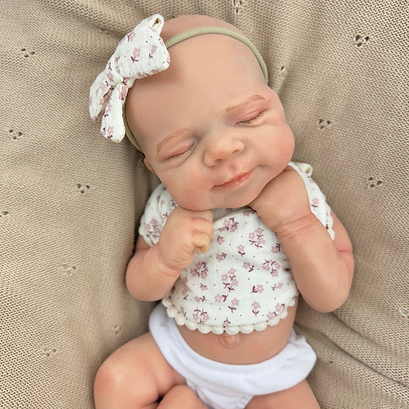 Bambola Reborn Pascale da 45 cm in silicone pieno flessibile dormiente con bavaglino a fiori