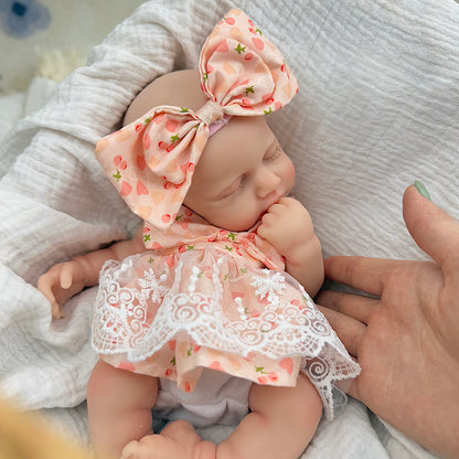 Bambola Reborn femmina Loulou da 30 cm in silicone pieno (occhi chiusi) con vestitino in pizzo a fantasia di ciliegie