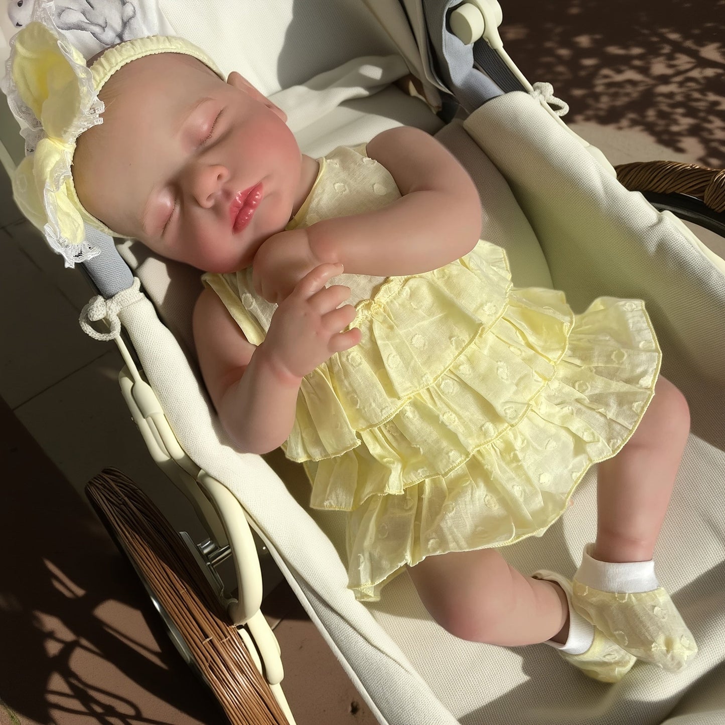 Bambola reborn Loulou da 20 pollici con pelle 3D occhi chiusi e vestito giallo
