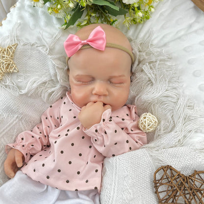 Bambina reborn Loulou addormentata in silicone estensibile alta 45 cm con vestitino a pois rosa