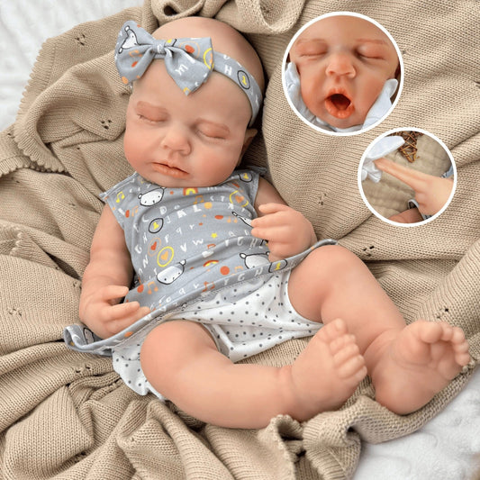 Bambina reborn Loulou addormentata in silicone estensibile alta 45 cm con vestitino grigio a stampa con lettere