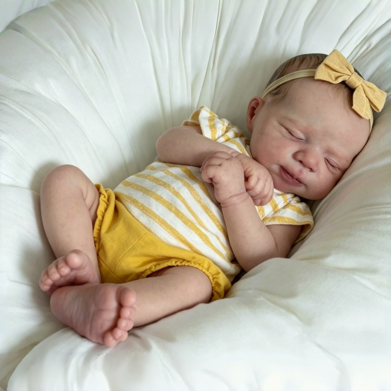 Bambola reborn Pascale da 48 cm che dorme con tutina gialla