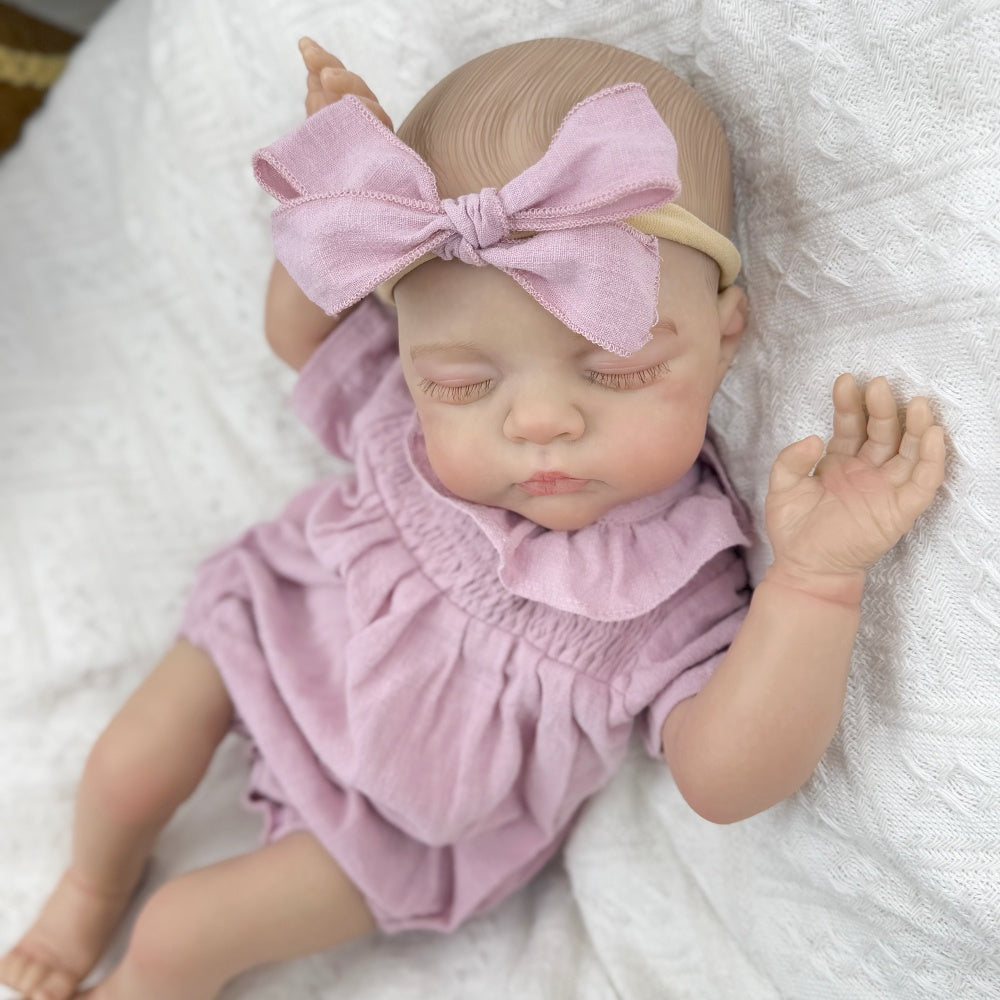 Bambola reborn Irys da 19 pollici con occhi chiusi e pittura 3D vestita di viola