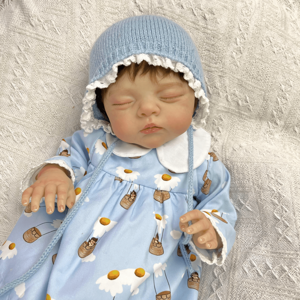 Bambola reborn Irys da 19 pollici con pittura 3D occhi chiusi e capelli corti vestita di blu