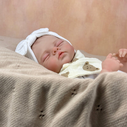 Bambola reborn Irys alta 48 cm dipinta in 3D addormentata e vestita di bianco