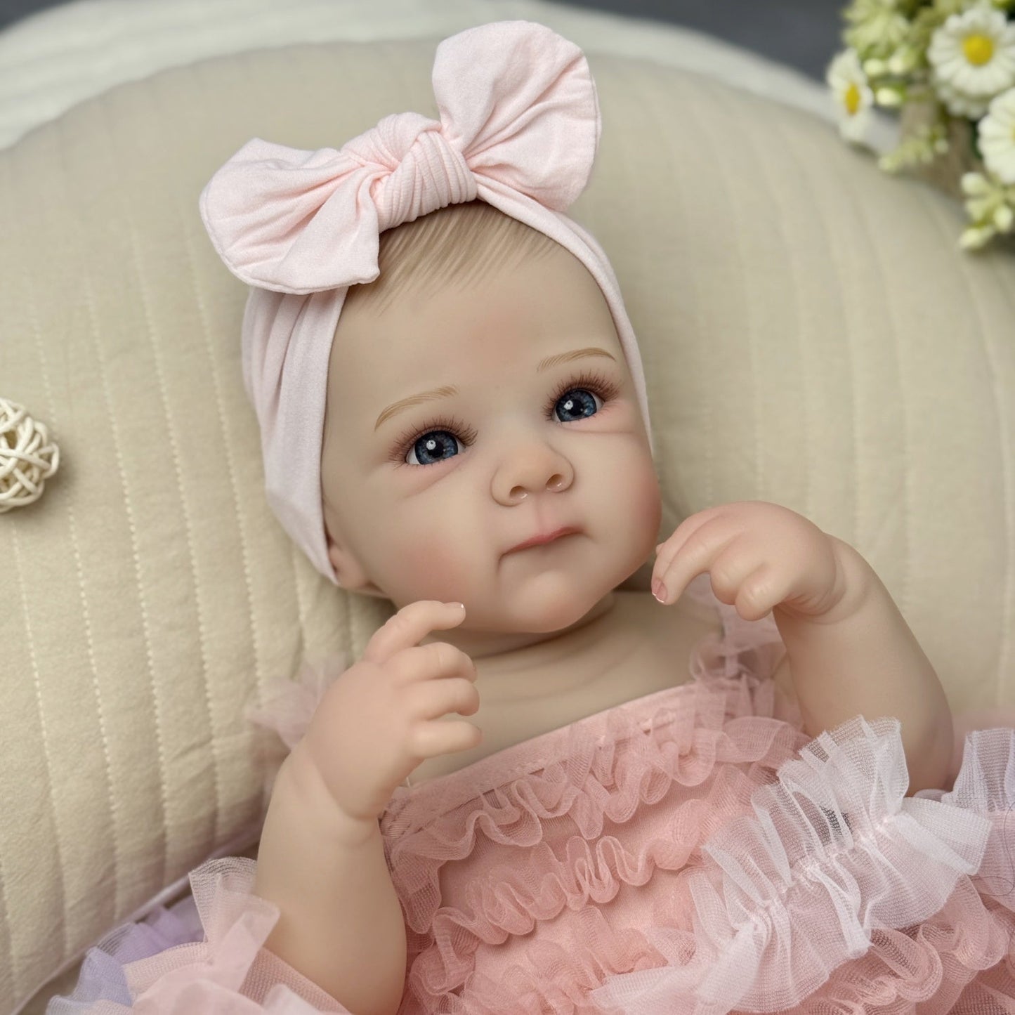 Bambina rinata Bettie con occhi aperti 48 cm in abito rosa