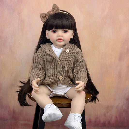Bambina reborn di 55 cm con capelli lunghi e maglione marrone - Betty