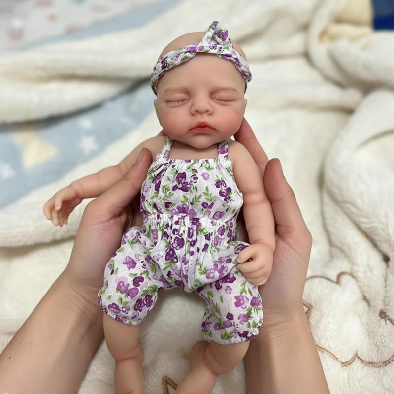 Bambola reborn Irys da 30cm interamente in silicone con tutina floreale viola