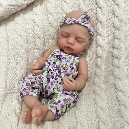 Bambola reborn Irys da 30cm interamente in silicone con tutina floreale viola