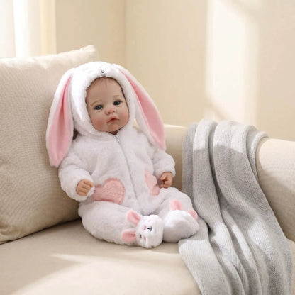Bambina reborn da 45cm con occhi azzurri vestita da coniglietto bianco - Meadow
