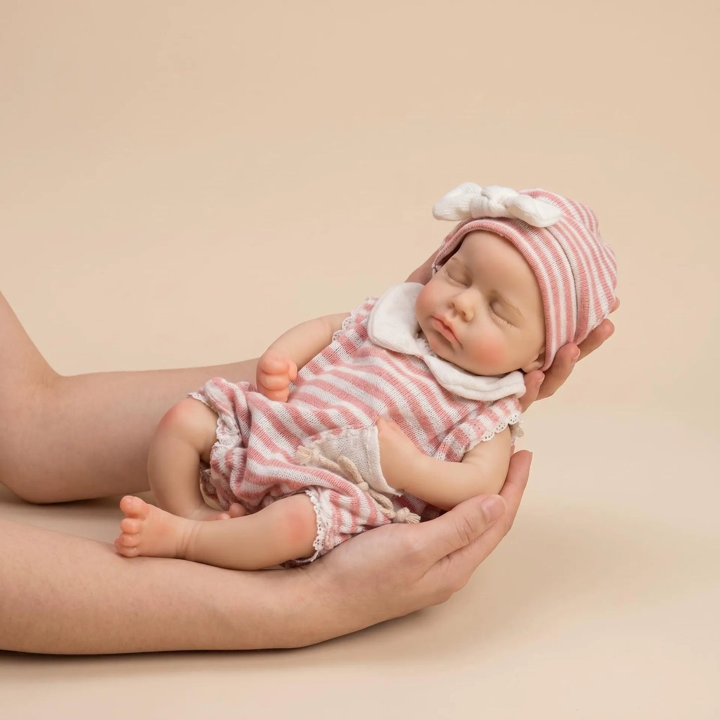 Bambola reborn Loulou da 30cm interamente in silicone con vestitino a righe rosa