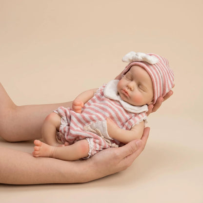 Bambola reborn Loulou da 30cm interamente in silicone con vestitino a righe rosa
