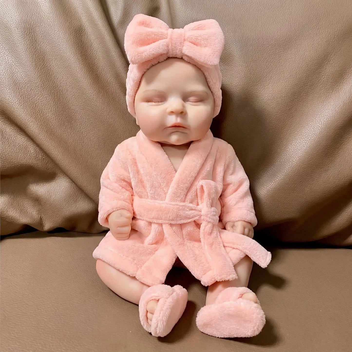 Bambola reborn realistica in silicone da 18 pollici modello Peaches con accappatoio rosa
