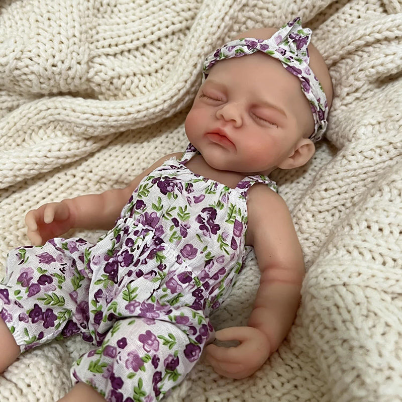 Bambola reborn Irys da 30cm interamente in silicone con tutina floreale viola