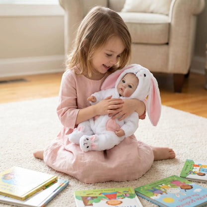 Bambina reborn da 45cm con occhi azzurri vestita da coniglietto bianco - Meadow