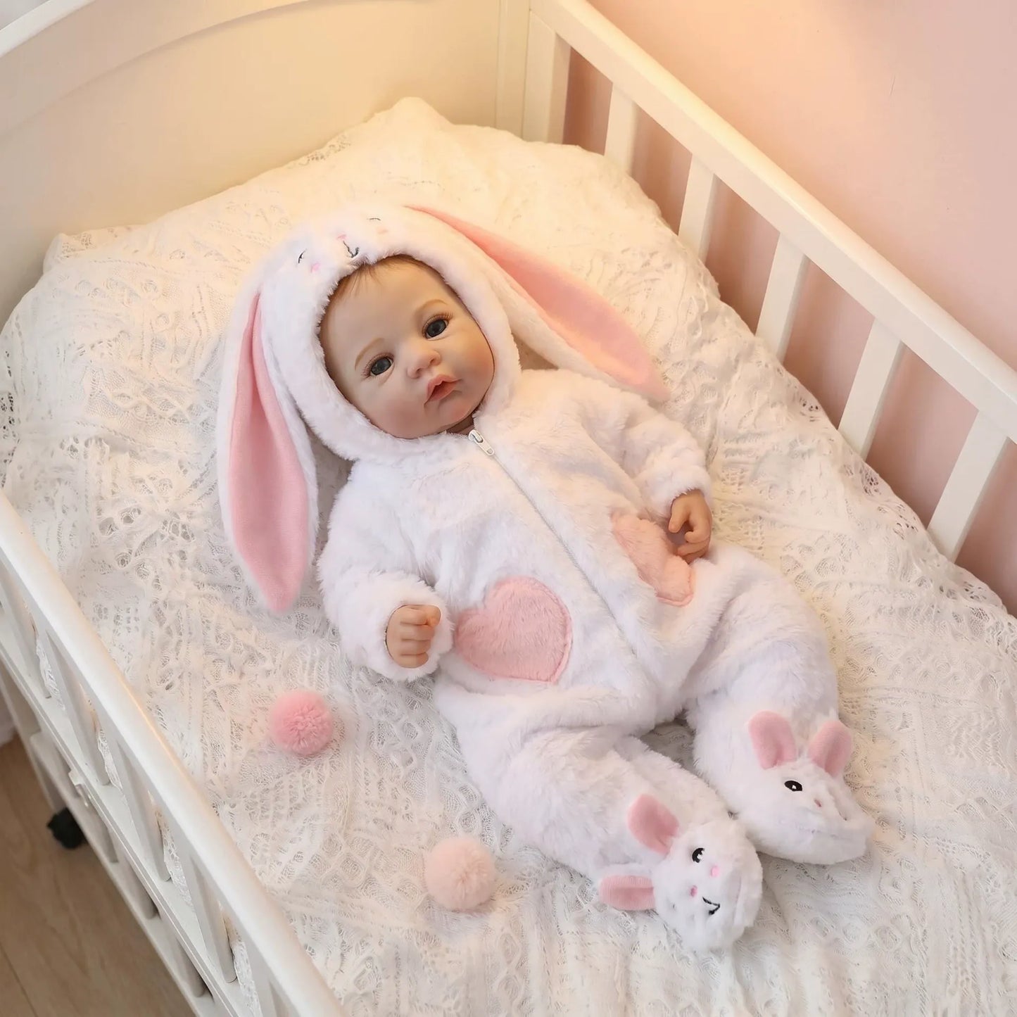 Bambina reborn da 45cm con occhi azzurri vestita da coniglietto bianco - Meadow