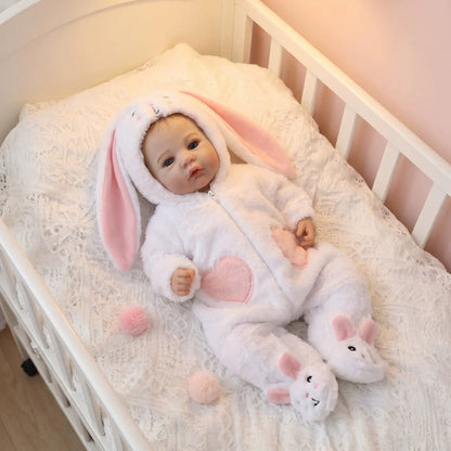 Bambina reborn da 45cm con occhi azzurri vestita da coniglietto bianco - Meadow