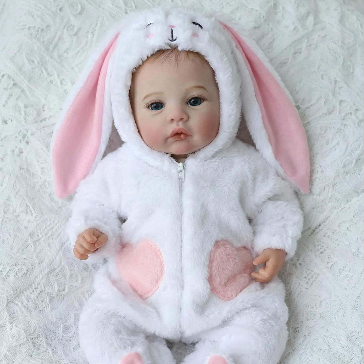 Bambina reborn da 45cm con occhi azzurri vestita da coniglietto bianco - Meadow