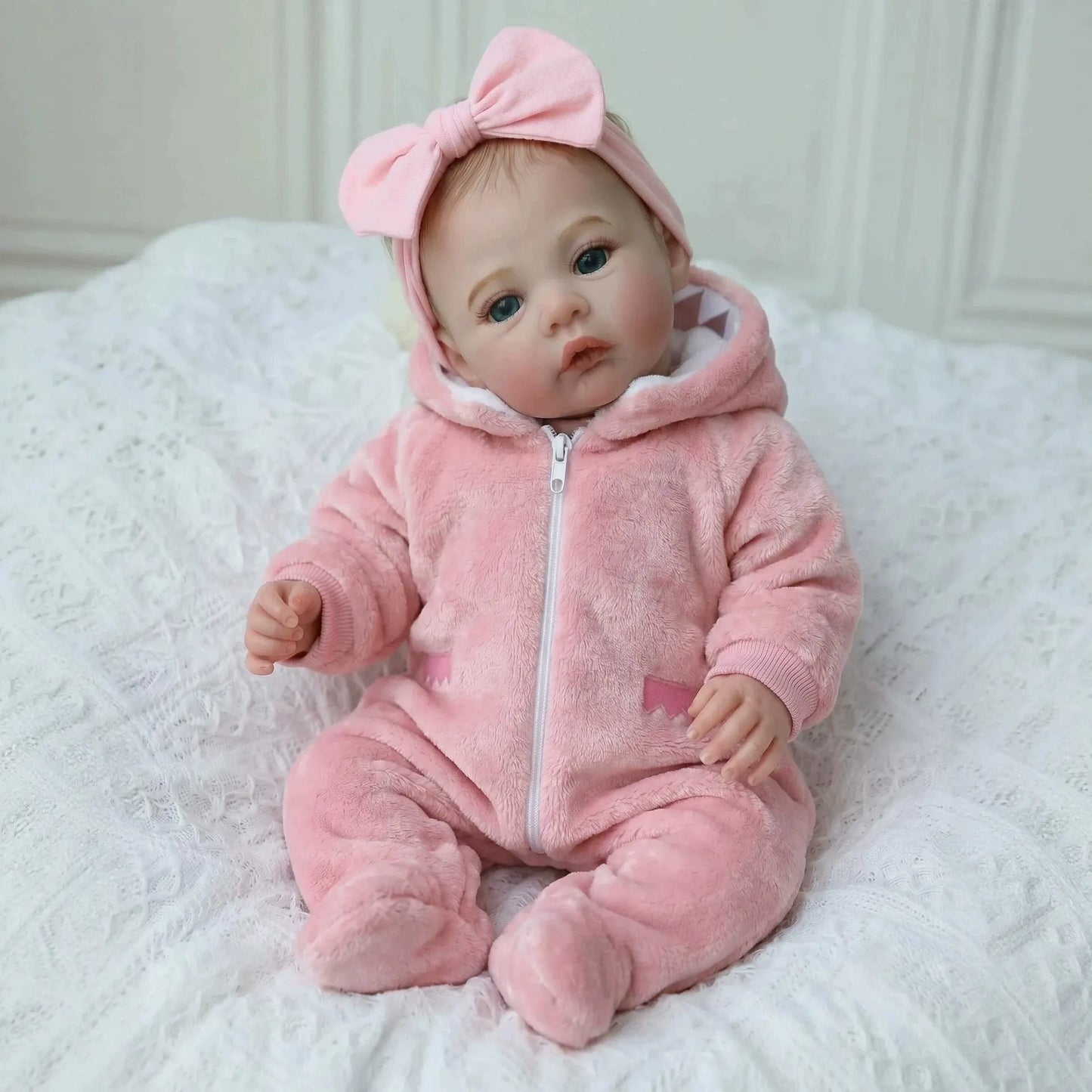 Bambina reborn di 45cm con occhi azzurri e vestitini rosa - Meadow