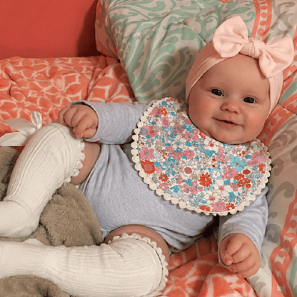 Bambola Reborn femminile Maddie da 50 cm realistica occhi aperti e sorriso con completo grigio