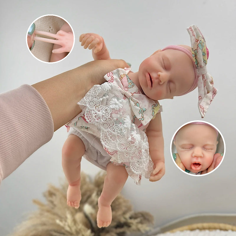 Bambola Reborn Loulou da 30 cm in silicone pieno occhi chiusi con vestitino in pizzo a fiori