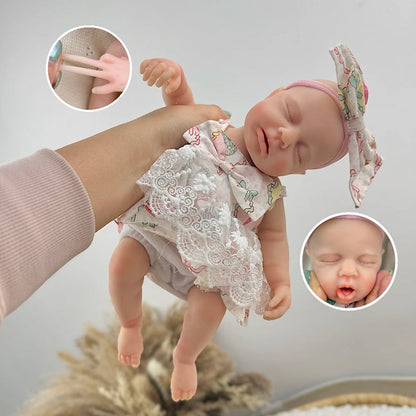 Bambola Reborn Loulou da 30 cm in silicone pieno occhi chiusi con vestitino in pizzo a fiori